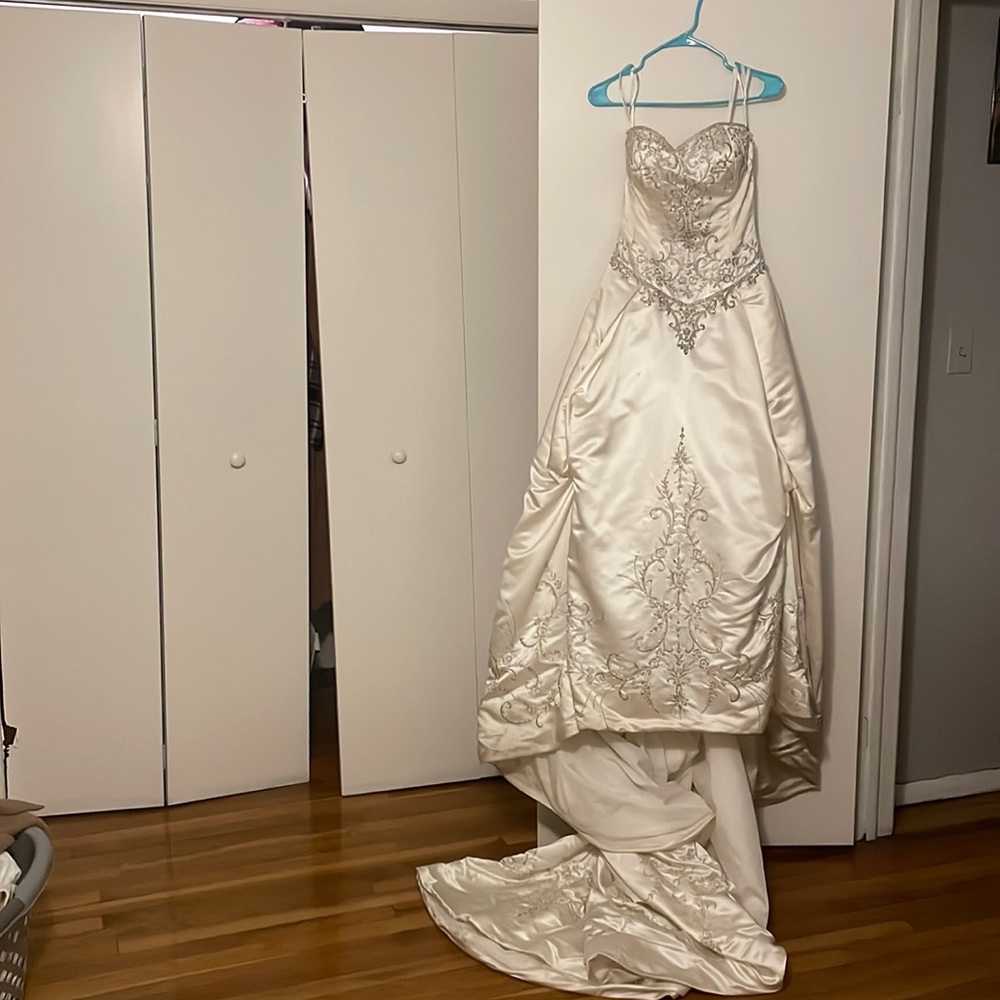 Size 8 wedding dress from carmens. Original price 7000